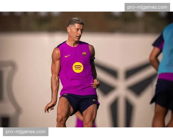 莱万多夫斯基左腿绳肌轻微拉伤，将缺席两周