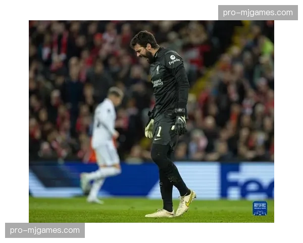 皇马对阵塞维利亚，维尼修斯突破造点，本泽马主罚命中